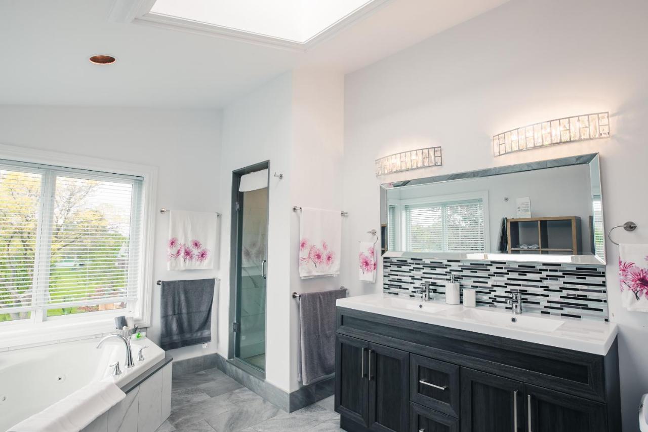 Newton Villa Brampton Exterior photo