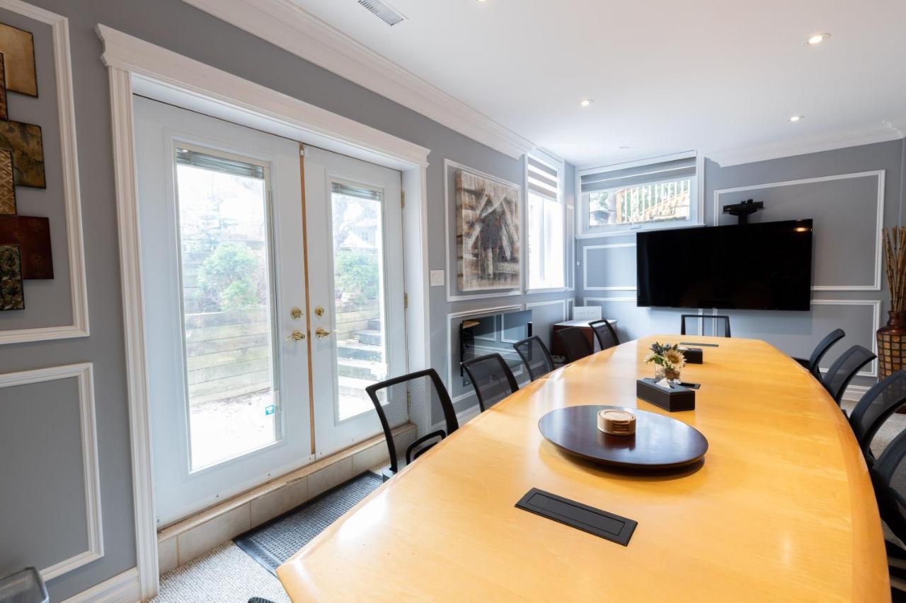 Newton Villa Brampton Exterior photo
